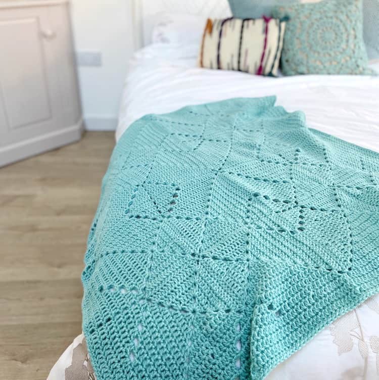 Solid Granny Square Blanket – Criss Cross Crochet Blanket Pattern