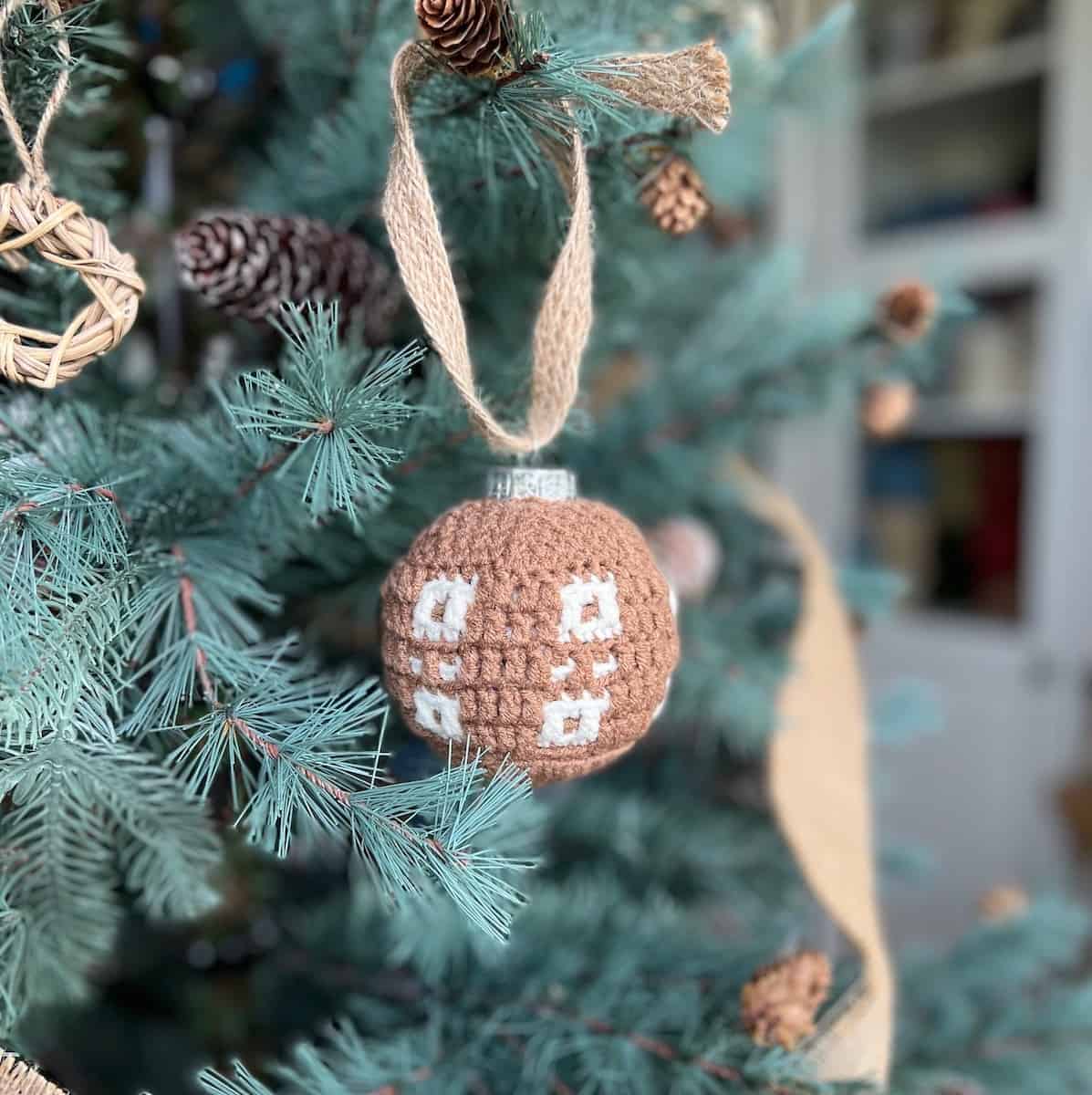 Mosaic Crochet Tree Decoration : Spots and Squares