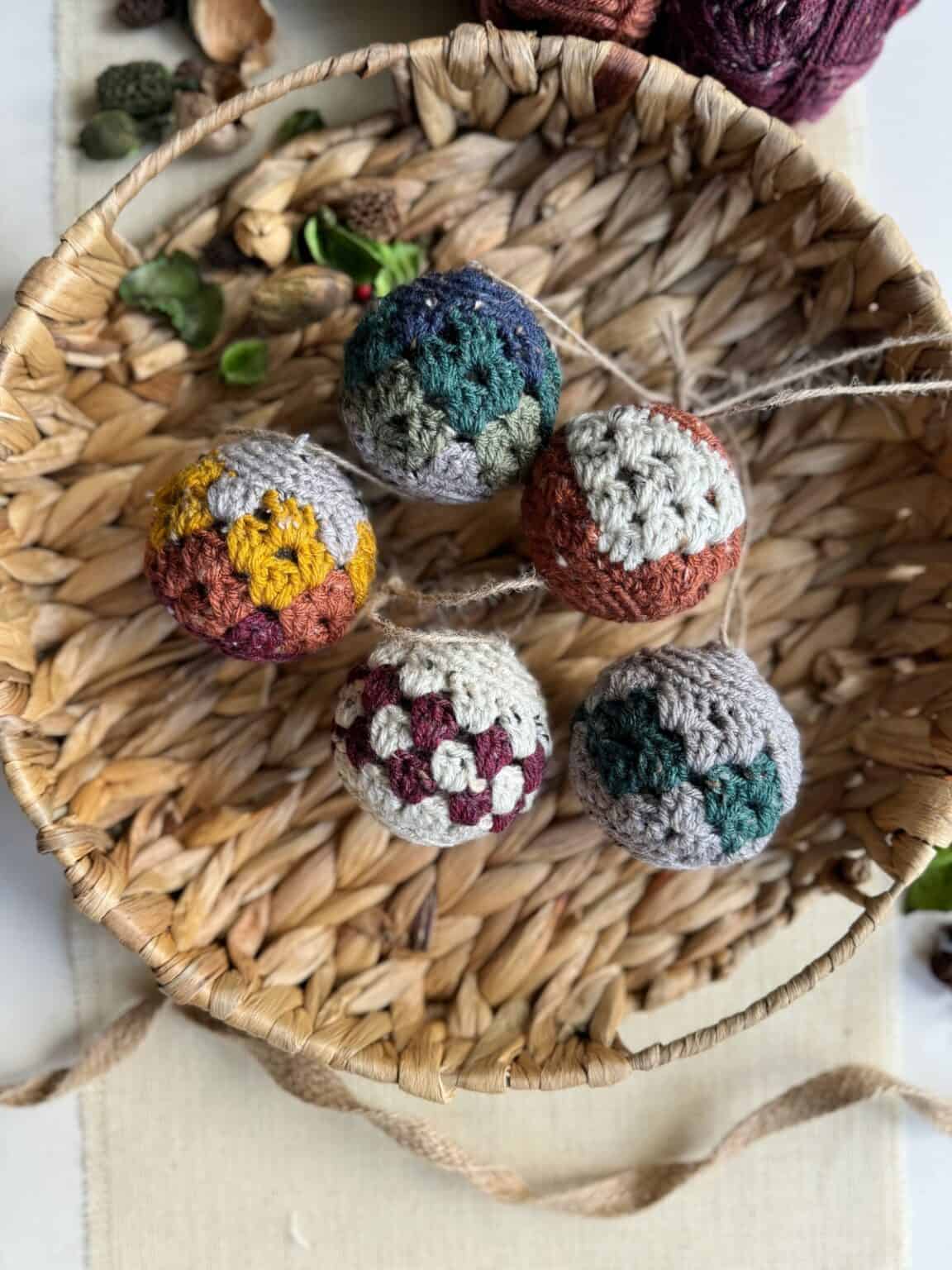 Crochet Bauble Pattern with quick and easy granny stitch | HanJan Crochet